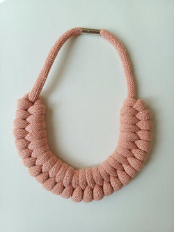 AMAKUYI. COLLAR TRENZA